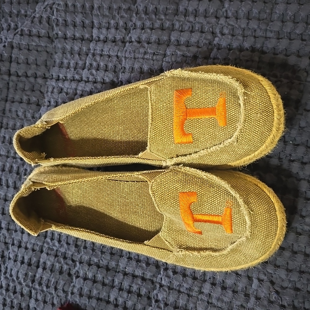 TN Vols Slippers Sz 9